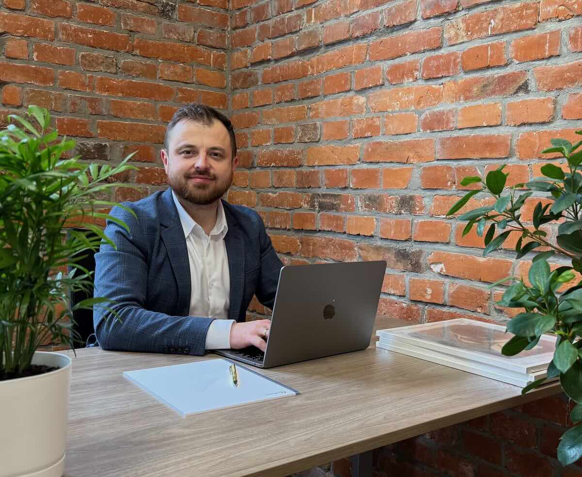 Dariusz Gancarz w biurze